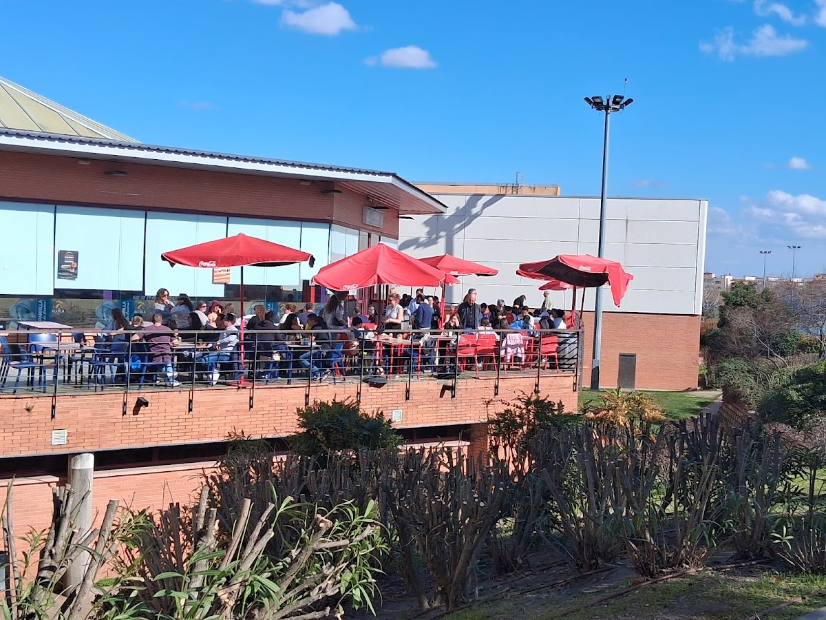 Terraza del restaurante con mesas, sombrillas y ambiente agradable